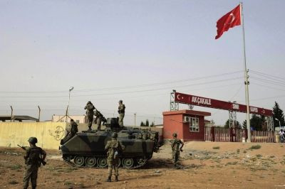 Thổ Nhĩ Kỳ triển khai xe tăng và hệ thống phòng thủ tên lửa ở biên giới với Syria. Thổ Nhĩ Kỳ triển khai xe tăng và hệ thống phòng thủ tên lửa ở biên giới với Syria.
