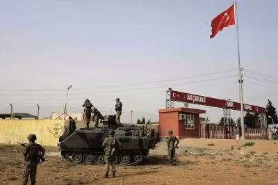 Thổ Nhĩ Kỳ triển khai xe tăng và hệ thống phòng thủ tên lửa ở biên giới với Syria. Thổ Nhĩ Kỳ triển khai xe tăng và hệ thống phòng thủ tên lửa ở biên giới với Syria.