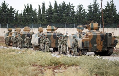 Quân đội Thổ Nhĩ Kỳ tập kết ở biên giới với Syria Quân đội Thổ Nhĩ Kỳ tập kết ở biên giới với Syria
