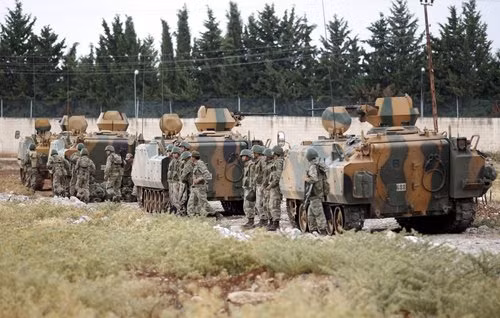 Quân đội Thổ Nhĩ Kỳ tập kết ở biên giới với Syria Quân đội Thổ Nhĩ Kỳ tập kết ở biên giới với Syria