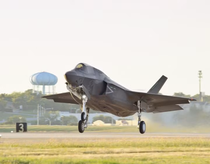 Máy bay chiến đấu tàng hình F-35B thứ hai BK-2 của Anh Máy bay chiến đấu tàng hình F-35B thứ hai BK-2 của Anh