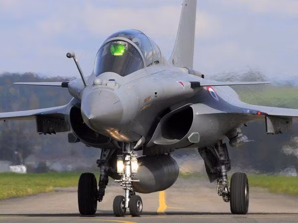 Ấn Độ đã mua 126 máy bay chiến đấu Rafale của Pháp. Ấn Độ đã mua 126 máy bay chiến đấu Rafale của Pháp.