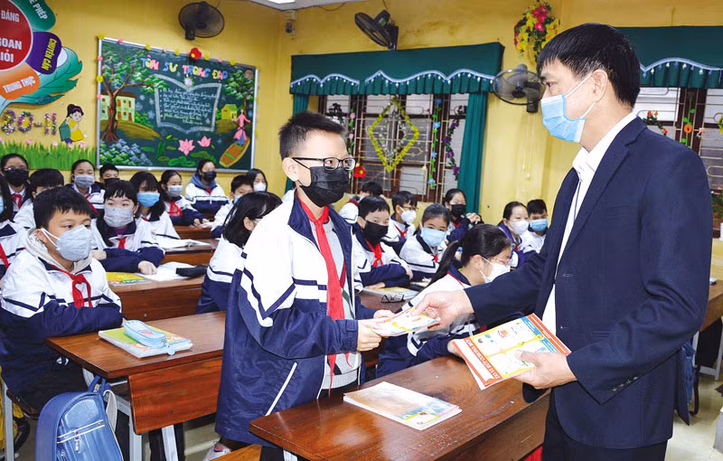 Học sinh tỉnh Bắc Ninh khi đi học trở lại vẫn phải đảm bảo yêu cầu giãn cách, đeo khẩu trang, và thực hiện các biện pháp phòng tránh dịch. Ảnh: Báo Bắc Ninh.