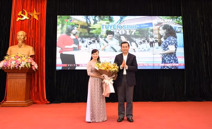 Thứ trưởng Nguyễn Văn Phúc tặng hoa Tiến sĩ Nguyễn Thị Kim Phụng (Ảnh: moet.gov.vn)