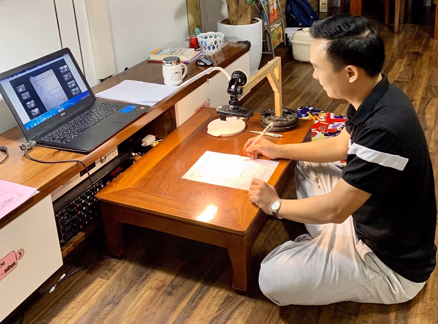 Thầy giáo Trần Mạnh Tùng dạy học online (Ảnh: Nhân vật cung cấp) Thầy giáo Trần Mạnh Tùng dạy học online (Ảnh: Nhân vật cung cấp)