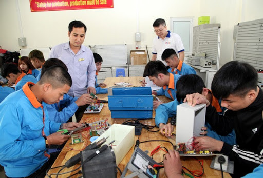 Về thời gian giảng dạy trực tuyến, Tổng cục giáo dục nghề nghiệp lưu ý một ngày học trực tuyến không nên quá 5 giờ (45 phút/giờ), trong đó mỗi giờ học có tối thiểu 20-30 phút giảng dạy trực tuyến trực tiếp. (Ảnh minh họa: Nguồn Báo Đảng Cộng sản) Về thời gian giảng dạy trực tuyến, Tổng cục giáo dục nghề nghiệp lưu ý một ngày học trực tuyến không nên quá 5 giờ (45 phút/giờ), trong đó mỗi giờ học có tối thiểu 20-30 phút giảng dạy trực tuyến trực tiếp. (Ảnh minh họa: Nguồn Báo Đảng Cộng sản)