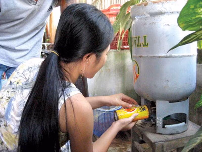 5. Sang chiết gas thủ công trong khu dân cư Theo thống kê của Phòng Cảnh sát PCCC Công an TP.HCM, trong năm qua đã có 15 vụ cháy nổ gas. Mức độ thiệt hại về nhân mạng do những vụ cháy này gây ra thường rất nặng nề, đa số bắt nguồn từ việc mua nhầm gas nhái, giả; san chiết trái phép tại nhà; người sử dụng không được trang bị kiến thức sử dụng gas an toàn. (Ảnh: Phụ nữ online) 5. Sang chiết gas thủ công trong khu dân cư Theo thống kê của Phòng Cảnh sát PCCC Công an TP.HCM, trong năm qua đã có 15 vụ cháy nổ gas. Mức độ thiệt hại về nhân mạng do những vụ cháy này gây ra thường rất nặng nề, đa số bắt nguồn từ việc mua nhầm gas nhái, giả; san chiết trái phép tại nhà; người sử dụng không được trang bị kiến thức sử dụng gas an toàn. (Ảnh: Phụ nữ online)