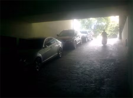 Với kiểu để xe tận dụng diện tích như thế này, mỗi lần đi vào tầng hầm để xe của tòa nhà chung cư 93 Lò Đúc, người dân đều rất lo lắng, bởi chỉ cần xe đứt tay phanh sẽ rất nguy hiểm tới tính mạng. (Ảnh: Giáo Dục Việt Nam)