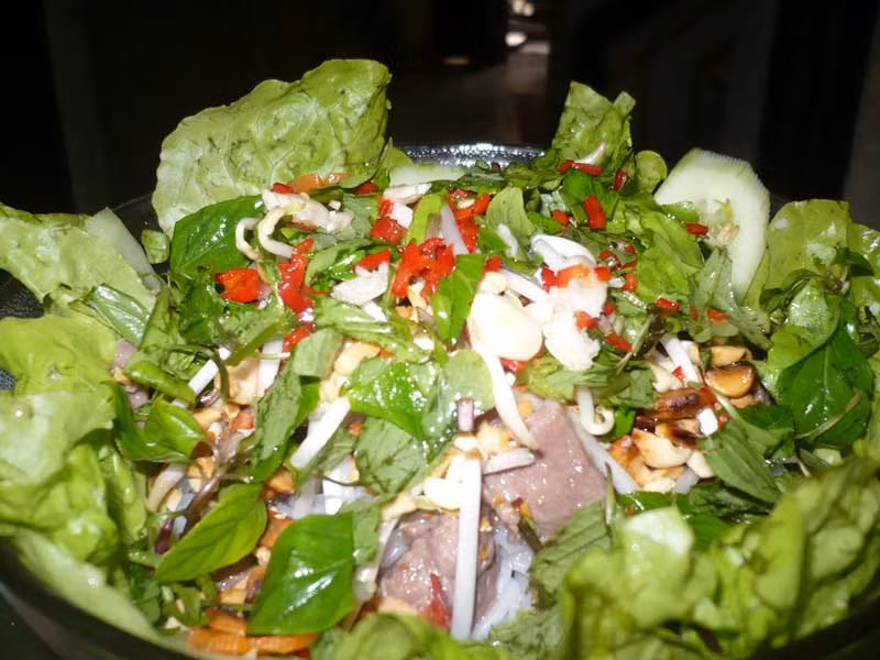 3. Bún bò Nam Bộ: Món bún này đặc biệt ở chỗ không dùng với nước súp vì thế mà từng nguyên liệu dùng vẫn giữ được mùi vị riêng. Tô bún bò với bún tươi, những lát thịt bò mềm xắt mỏng đem xào chín, trộn lẫn với lạc rang giòn và giá đỗ, thêm rau thơm, dưa leo, hẹ tây khô, sau đó rưới nước mắm pha chanh, đường, tỏi, ớt vị đậm đà, cay cay.