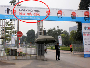 Tất cả các băng rôn, phông phướn, tờ rơi, giấy mời, thẻ ban tổ chức đều in lớn dòng chữ “Ngày hội mua nhà giá gốc”.