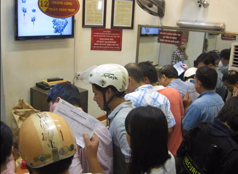 Mỗi khi vàng lên hay xuống, "phố vàng" Trần Nhân Tông lại có rất nhiều người dân chen chúc, xếp hàng để mua bán vàng. (Ảnh: Tuổi trẻ)