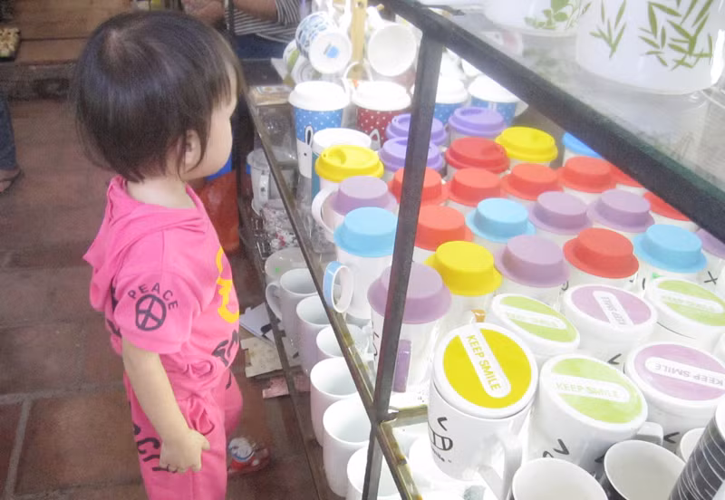 Màu sắc và kiểu dáng bắt mắt của các sản phấm sứ Trung Quốc thu hút được sự quan tâm của các em nhỏ.
