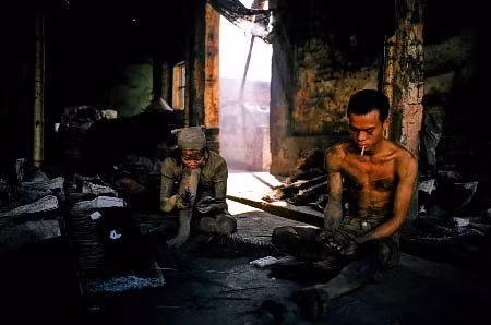 “Nén nhang dân gian truyền thống đúng nghĩa phải hoàn toàn làm từ thảo mộc thiên nhiên thanh khiết - hàm chứa nét văn hóa linh thiêng. Tuy nhiên, phóng viên Vietnamnet lại phát hiện ra: Chân nhang được tẩm axit photphoric để nhang cuốn tàn sau khi cháy - bột làm nhang hoàn toàn bằng mùn cưa, rồi xịt hóa chất tạo mùi thơm ! Đó là “công nghệ” chung ở khắp các làng nghề sản xuất hương nhang. mùn cưa, rồi xịt hóa chất tạo mùi thơm!