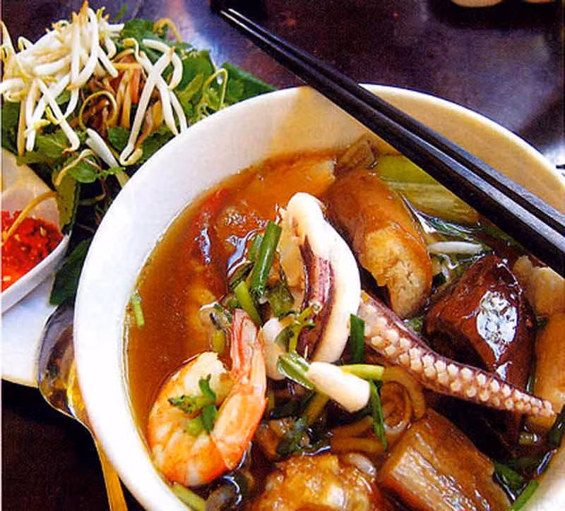 10. Bún mắm: Nam Bộ có nhiều món ăn độc đáo, nhưng phổ biến vẫn là món bún. Bún được chế biến nhiều món ăn đa dạng về hình thức, phong phú về chất lượng như: bún thịt xào, bún nem bì, bún cà ri, bún riêu cua, bún nước lèo, bún mắm... được mọi người ưa thích, từ giới bình dân cho đến kẻ giàu sang phú quý, nhưng hấp dẫn chắc vẫn là món bún mắm.