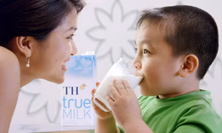 Sau những lùm xùm, cho tới giờ phút này, không ít người tiêu dùng vẫn băn khoăn: Đằng sau hai chữ “sữa sạch” đó thực chất là gì, có thực sự là “sạch” không? Sau những lùm xùm, cho tới giờ phút này, không ít người tiêu dùng vẫn băn khoăn: Đằng sau hai chữ “sữa sạch” đó thực chất là gì, có thực sự là “sạch” không?
