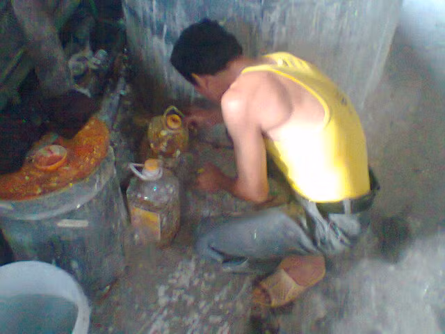 Chỉ cần pha một ít thìa nhỏ vào bể bột là màu miến trở nên vàng đẹp, bắt mắt. Chỉ cần pha một ít thìa nhỏ vào bể bột là màu miến trở nên vàng đẹp, bắt mắt.