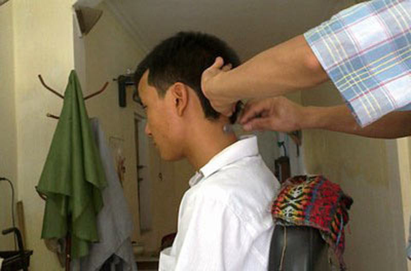 Tuy nhiên, tác hại của công nghệ “cạo – ngoáy” này lại ít ai lưu tâm. Anh Bình (Xuân Thủy – Cầu Giấy) lắc đầu nói: “Sau khi đi cắt tóc rồi lấy ráy tai được gần 1 tuần thì tự nhiên thấy tai bị ngứa, rát rất khó chịu. Ban đầu tôi cũng chỉ nghĩ đơn giản là viêm tai do tiếp xúc với nước nhưng càng ngày càng thấy biến chứng nặng hơn. Vội vàng vào bệnh viện Tai – Mũi – Họng TW khám thì mới biết tôi bị nhiễm nấm tai”.