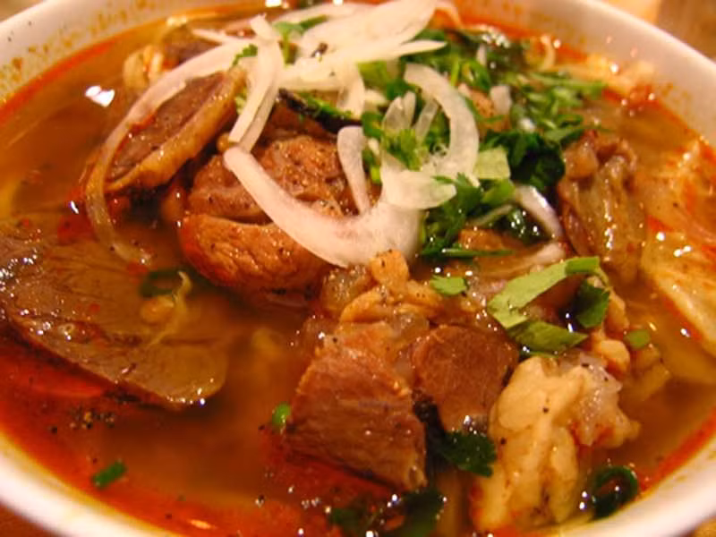 Sau khi xương bò được hầm chín tới, người ta thường thêm vào một ít chả heo hay chả bò được quết nhuyễn. Thịt bò có thể được xắt mỏng, nhúng vào nước dùng đang sôi trước khi cho vào tô bún (gọi là thịt bò tái). Người ta cũng thường cho thêm một ít ớt bột và gia vị vào tô bún rồi ăn với rau sống gồm giá, rau thơm, xà lách, rau cải con, bắp chuối xắt nhỏ.