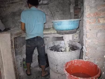 Thợ làm bánh tay không nặn bánh...