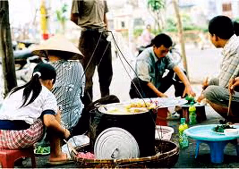 5. Bún đậu mắm tôm: Một chiếc bếp than phần phật lửa reo. Một chảo dầu rán nổ lách tách. Những miếng đậu phụ phồng lên mỡ màng. Vài lát bún óng mượt. Bát mắm tôm dậy mùi đặc trưng ... Đó là chính là bún đậu mắm tôm đất Hà Thành, một món ăn rất được ưa chuộng trong khẩu vị người Hà Nội.