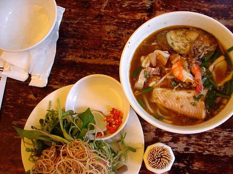 Ở Trà Ôn, người bán bún mắm không nhiều như miệt Trà Vinh, Sóc Trăng, bù lại có tiếng là ngon. Ngon từ sợi bún nhỏ nhắn, tròn trịa, dài mềm mại đến nước lèo, chất mắm. Cách nấu bún mắm ở đây được thêm thắt đôi chút cho hợp khẩu vị của người ăn. Từ đó bún mắm tự dưng được mọi người xem như món ăn "đặc trưng" nơi đây và cả đồng bằng Tây Nam Bộ.