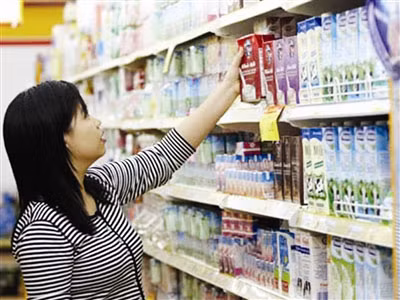 Nhiều bà mẹ tin rằng: Sữa trên thị trường phần lớn là sữa tươi trong khi thực chất nhiều loại chỉ là sữa hoàn nguyên, được chế biến từ sữa bột. Nhiều bà mẹ tin rằng: Sữa trên thị trường phần lớn là sữa tươi trong khi thực chất nhiều loại chỉ là sữa hoàn nguyên, được chế biến từ sữa bột.