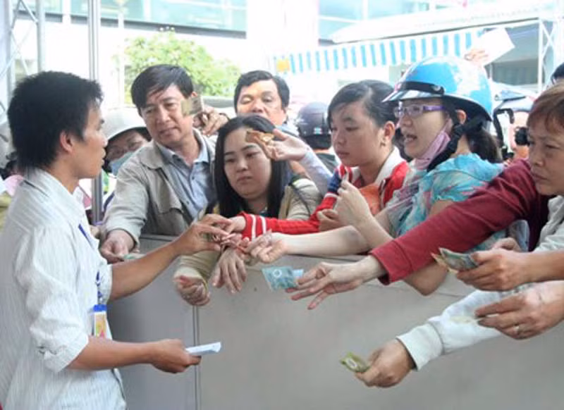 Khách chen nhau mua vé, mỗi ngày ban tổ chức có thể thu vào cả trăm triệu đồng tiền vé. (Ảnh: Dân trí)