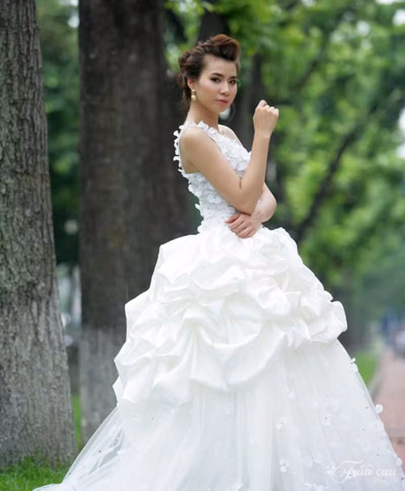 Áo cưới Hạnh Vũ luôn chú trọng vào những điểm nhấn nhằm tôn thêm vóc dáng cho các cô dâu.