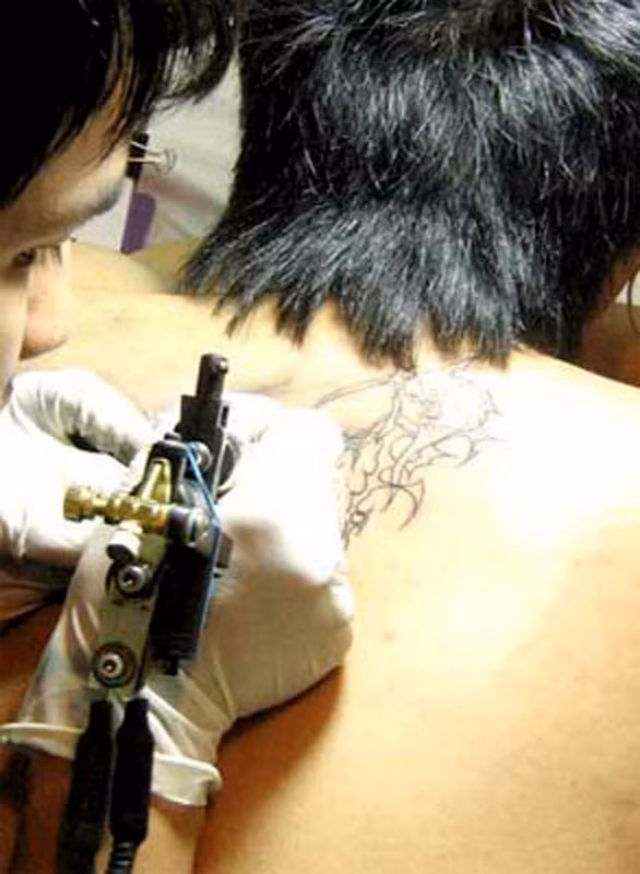 3. Xăm mình Dịch vụ này bắt đầu nở rộ ở Việt Nam một vài năm gần đây. Không ít bạn trẻ chấp nhận đau đớn, tốn kém để có hình xăm, tuy nhiên không phải ai cũng có những hình xăm thể hiện được cá tính của mình, trái lại, đôi khi, còn rước họa vào thân. 3. Xăm mình Dịch vụ này bắt đầu nở rộ ở Việt Nam một vài năm gần đây. Không ít bạn trẻ chấp nhận đau đớn, tốn kém để có hình xăm, tuy nhiên không phải ai cũng có những hình xăm thể hiện được cá tính của mình, trái lại, đôi khi, còn rước họa vào thân.