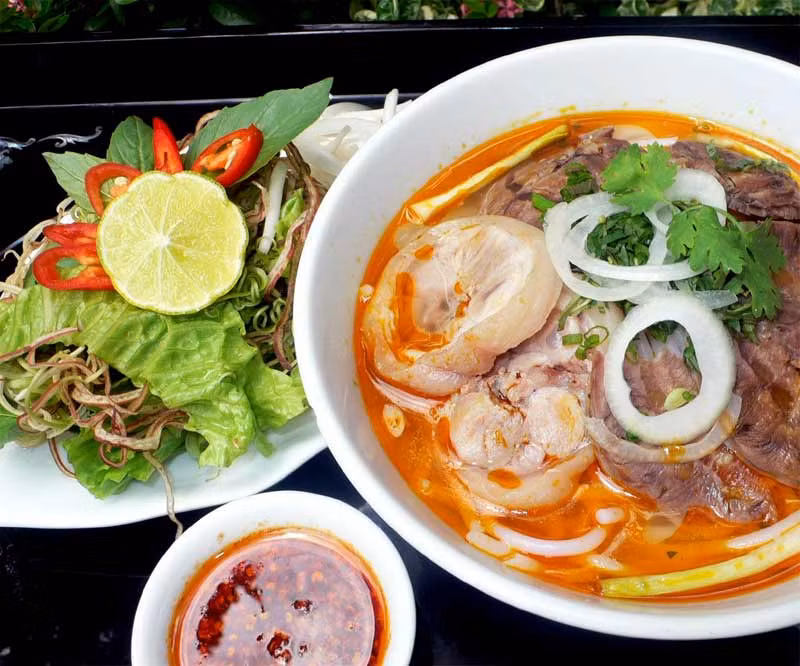 1. Bún Bò Huế: Là một trong những đặc sản của xứ Huế nhưng ngày này, món bún này đã hiện diện ở cả 3 miền đất nước và được thực khách đặc biệt yêu thích. Trong nước dùng của bún, người Huế thường nêm vào một ít mắm ruốc, góp phần làm nên hương vị rất riêng của món ăn này.