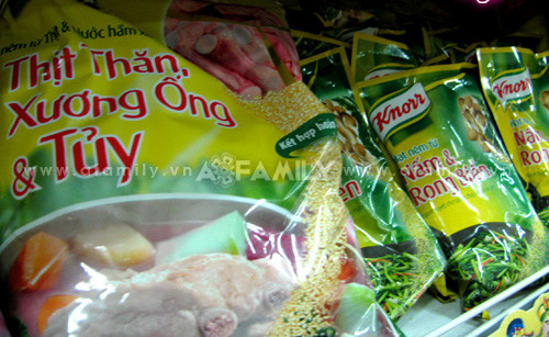 Thành phần "thịt thăn, xương ống" trong 1 gói hạt nêm chiếm không đến 2%, còn lại chủ yếu là tinh bột sắn, bột bắp, muối, đường, chất điều vị, chất màu tổng hợp.