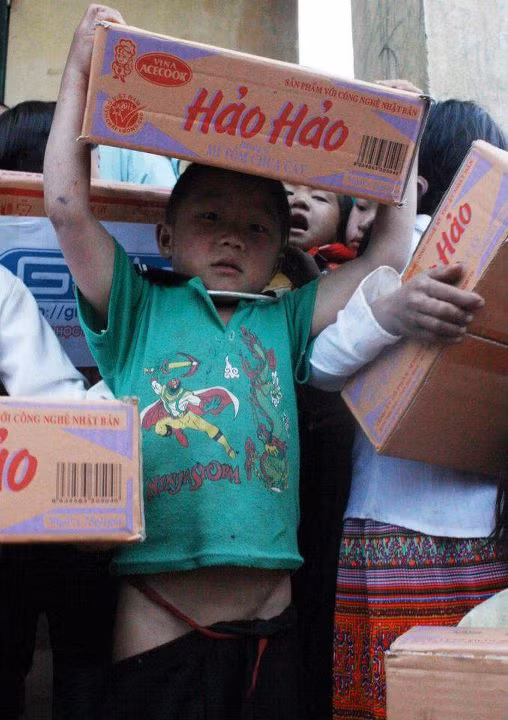 "Ước gì trẻ em Kim Bon không có em nào phải buộc túm tó cái quần để treo lên cổ (quần mất khuy)..." "Ước gì trẻ em Kim Bon không có em nào phải buộc túm tó cái quần để treo lên cổ (quần mất khuy)..."