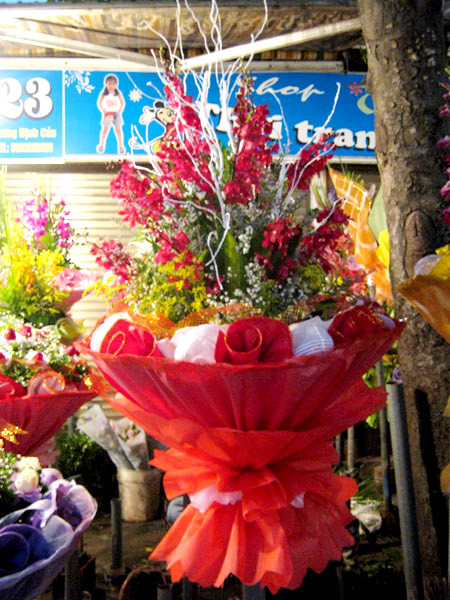 Bó hoa lan này cũng có giá không dưới 1,5 triệu đồng. Bó hoa lan này cũng có giá không dưới 1,5 triệu đồng.