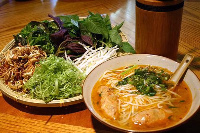 Chủ một cửa hàng bún nổi tiếng ở Hà Nội cho biết: Bún bò giò heo ngon phải đúng theo phong vị Huế có nét ẩm thực Hà Nội. Sợi bún to, chần qua nước sôi cùng với thịt bò, thịt lợn chân giò luộc thái mỏng, cùng một chút giá, rau thơm, chan nước dùng ninh xương chân giò ăn kèm với hoa chuối bào. Đặc biệt là ớt khổi chưng. Một bát bún bò đạt tiêu chuẩn phải thơm mùi rau, ngọt nước xương, đỏ màu ớt. Chỉ , du khách đã có một tô bún bò Huế hấp dẫn.