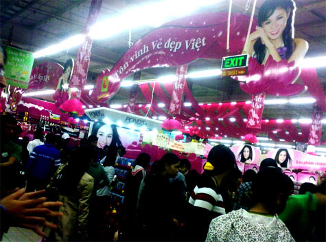 Từ 5/10 đến 23/10, tại BigC., 1.350 mặt hàng mỹ phẩm, thời trang nhằm “Tôn vinh vẻ đẹp Việt” sẽ được giảm giá từ 5-50%. Từ 5/10 đến 23/10, tại BigC., 1.350 mặt hàng mỹ phẩm, thời trang nhằm “Tôn vinh vẻ đẹp Việt” sẽ được giảm giá từ 5-50%.