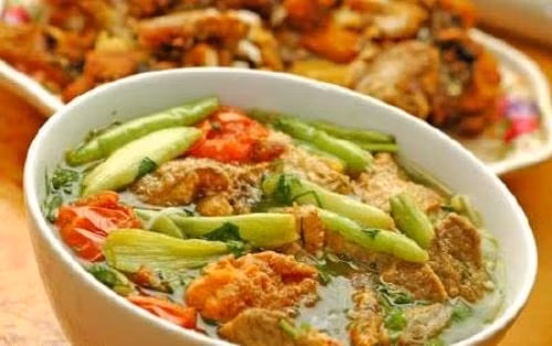 Tô bún cá này thật đậm đà mùi ngãi núi, sả thơm và màu vàng óng của nghệ , còn vị bún không béo và rất nhẹ nhàng.