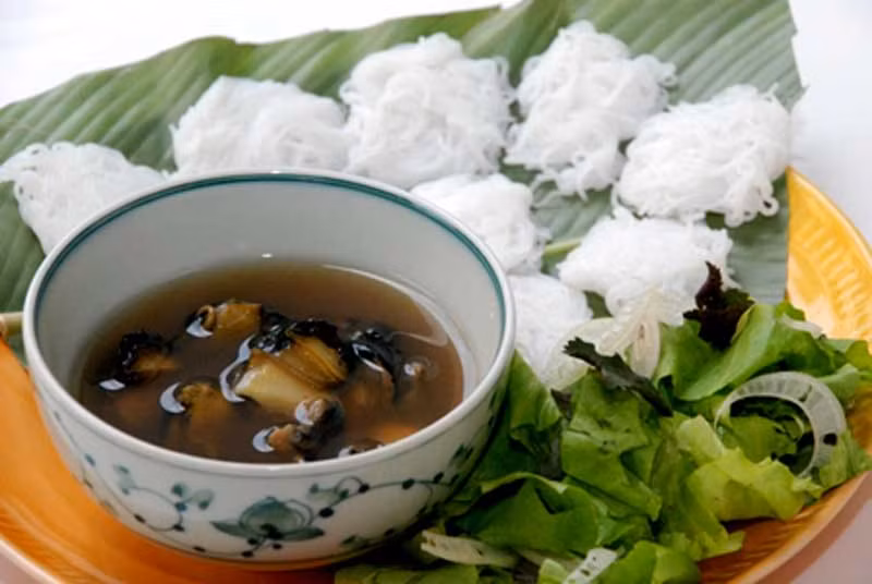 Các quán bún ốc đặc biệt đông khách những đợt sau Tết. Những ngày đầu xuân, tiết trời ấm áp hơn, bên cạnh những tô bún nóng hôi hổi, nhiều người lại thích cái vị thanh tao mát mẻ của những bát bún ốc nguội. Món ăn này cũng làm nên một phần văn hóa ẩm thực của chốn Kinh kỳ.