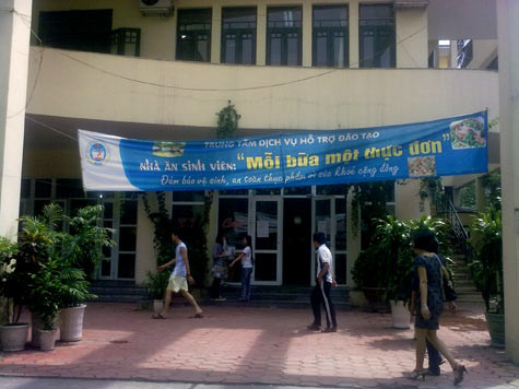 Theo ý kiến của nhiều sinh viên: Giá một suất cơm ở căn tin vẫn đắt hơn cơm ngoài. Theo ý kiến của nhiều sinh viên: Giá một suất cơm ở căn tin vẫn đắt hơn cơm ngoài.