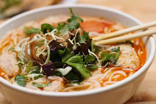 7. Bún cá lóc: Xa quê ăn tô bún cá lóc mà chạnh cả lòng, bún cá lóc thật sự ngon và có ý nghĩa với những ai có tình yêu với với vùng quê biên giới, nơi có những dòng sông an bình đúng với tên gọi của nó: An Giang.