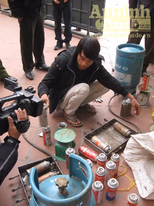 Với mỗi một bình gas loại 12kg, hàng ngày, “xưởng” chiết gas sẽ “chế” ra được khoảng 80 bình gas mi-ni. Đáng nói, “công nghệ” sang chiết gas này sử dụng hoàn toàn thủ công, tiềm ẩn nguy cơ cháy nổ khủng khiếp. (Ảnh: An ninh thủ đô) Với mỗi một bình gas loại 12kg, hàng ngày, “xưởng” chiết gas sẽ “chế” ra được khoảng 80 bình gas mi-ni. Đáng nói, “công nghệ” sang chiết gas này sử dụng hoàn toàn thủ công, tiềm ẩn nguy cơ cháy nổ khủng khiếp. (Ảnh: An ninh thủ đô)