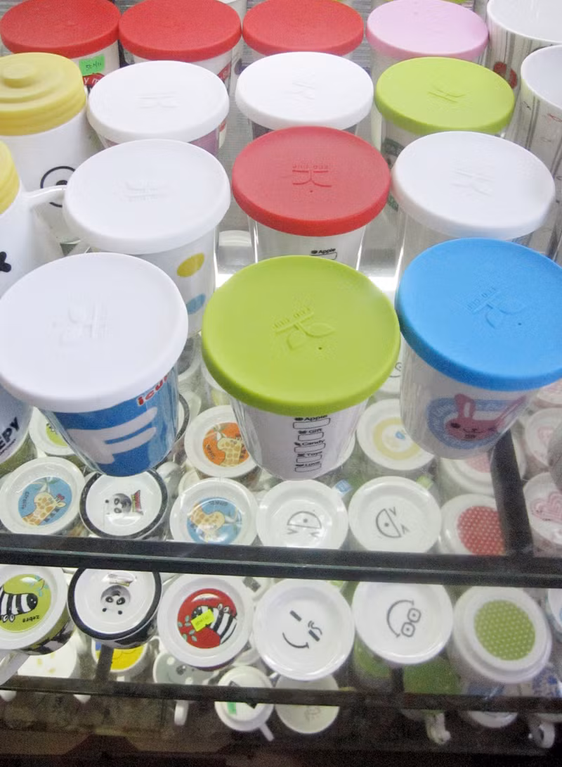 Mặc dù Ban quản lý chợ Bát Tràng đã có quy định không bán hàng Trung Quốc, nhưng những chiếc cốc "made in China" vẫn được bày bán công khai tại một số cửa hàng.