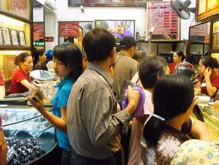 Người dân đổ xô đi mua vàng trong ngày 'điên loạn' giá.