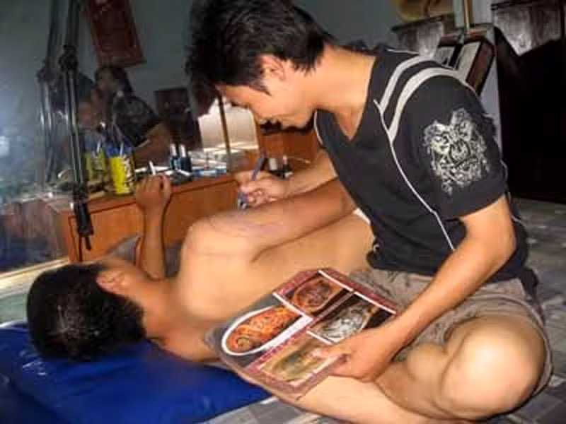 Nhiều người đi xăm về tâm sự: “Mấy ngày liền tôi không thể nào ngủ được. Lúc nào cũng thấy như có hàng nghìn mũi kim đâm vào da mình”. Không ít người còn bị nhiễm trùng, để lại những thương tích khó lành. Nhiều người đi xăm về tâm sự: “Mấy ngày liền tôi không thể nào ngủ được. Lúc nào cũng thấy như có hàng nghìn mũi kim đâm vào da mình”. Không ít người còn bị nhiễm trùng, để lại những thương tích khó lành.