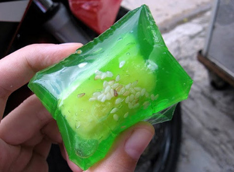 Bánh xu xê có thể có màu xanh hoặc đỏ tùy sở thích của gia chủ đặt hàng. Bánh xu xê có thể có màu xanh hoặc đỏ tùy sở thích của gia chủ đặt hàng.