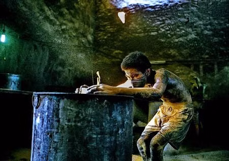 Anh công nhân này bắt đầu nhúng chân nhang vào axit photphoric H3PO4 rồi bỏ ra giũ vài cái cho ráo.