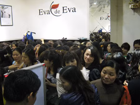 Chen lấn, xô đẩy nhau mua hàng khuyến mại của Eva de Eva. (Ảnh: Đất Việt)