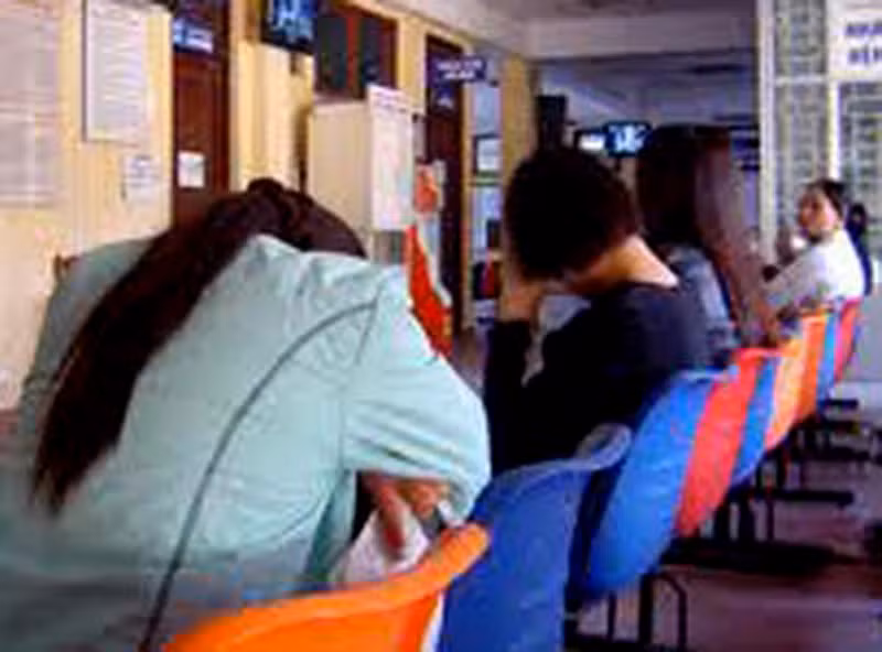 “Đã vào đến đây rồi các em không phải nghĩ, chị làm nhiều rồi, ngày ít cũng 5-7 ca, ngày nhiều có khi lên tới 26-27 ca” – một người phụ nữ khoác trên mình bộ đồng phục y tá vừa nhanh nhảu nói vừa kéo tay đôi bạn trẻ đang lấm lét lại gần phòng phá thai. “Đã vào đến đây rồi các em không phải nghĩ, chị làm nhiều rồi, ngày ít cũng 5-7 ca, ngày nhiều có khi lên tới 26-27 ca” – một người phụ nữ khoác trên mình bộ đồng phục y tá vừa nhanh nhảu nói vừa kéo tay đôi bạn trẻ đang lấm lét lại gần phòng phá thai.