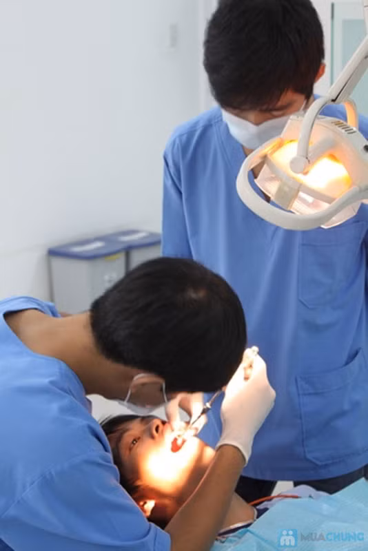 Tuy vậy, nguyên Phó Giám đốc bệnh viện Răng Hàm Mặt Trần Hưng Đạo, TP.HCM từng cảnh báo: Tẩy trắng răng thực ra là dùng axit cho thấm qua lớp men để làm biến đổi màu của lớp ngà bên trong. Vì lớp ngà này có cảm giác nên bệnh nhân sẽ thấy ê buốt trong suốt quá trình tẩy trắng kéo dài ít nhất 5 ngày 5 đêm. Hơn nữa không phải ai tẩy răng cũng trắng cho nên thường bác sĩ không thể cam kết hiệu quả với bệnh nhân. Tuy vậy, nguyên Phó Giám đốc bệnh viện Răng Hàm Mặt Trần Hưng Đạo, TP.HCM từng cảnh báo: Tẩy trắng răng thực ra là dùng axit cho thấm qua lớp men để làm biến đổi màu của lớp ngà bên trong. Vì lớp ngà này có cảm giác nên bệnh nhân sẽ thấy ê buốt trong suốt quá trình tẩy trắng kéo dài ít nhất 5 ngày 5 đêm. Hơn nữa không phải ai tẩy răng cũng trắng cho nên thường bác sĩ không thể cam kết hiệu quả với bệnh nhân.