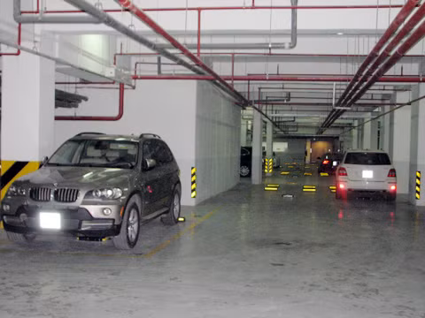 Nếu muốn để xe tại tầng hầm Golden Westlake, cư dân buộc phải đóng "một cục" lên đến gần 1 tỷ đồng cho 38 năm. (Ảnh: VNE)