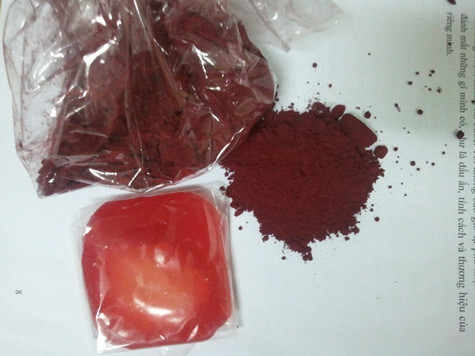 Bột phẩm màu làm bánh xu xê được gói sơ sài trong túi bóng trắng, không nhãn mác, bao bì, không rõ nguồn gốc xuất xứ. Bột phẩm màu làm bánh xu xê được gói sơ sài trong túi bóng trắng, không nhãn mác, bao bì, không rõ nguồn gốc xuất xứ.